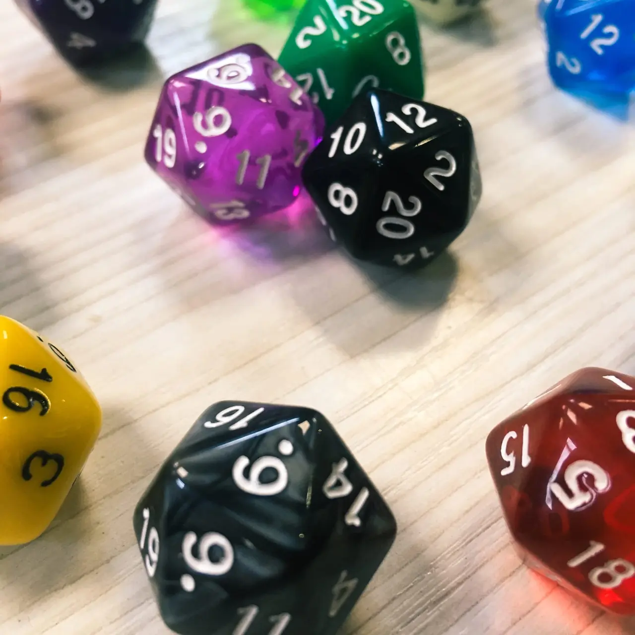  D20 (кубик 20 граней, цветной) от магазина Игры Шелдона